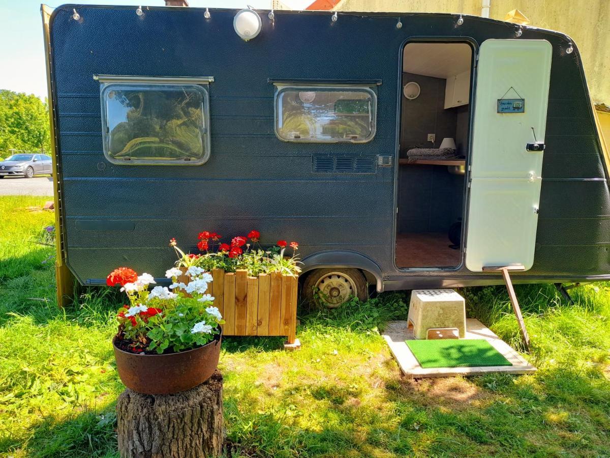 Ferienhaus Jolie Roulotte Au Bord De La Mare La Bretauche